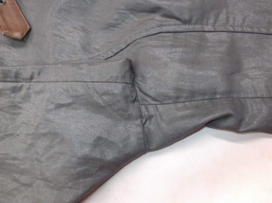 特殊な繊維の紳士ジャケットの変色|愛知洗い人｜愛知県染み抜きのできるクリーニング店紹介サイト