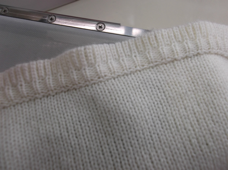 ニットワンピースの黄変したシミ|愛知洗い人｜愛知県染み抜きのできるクリーニング店紹介サイト