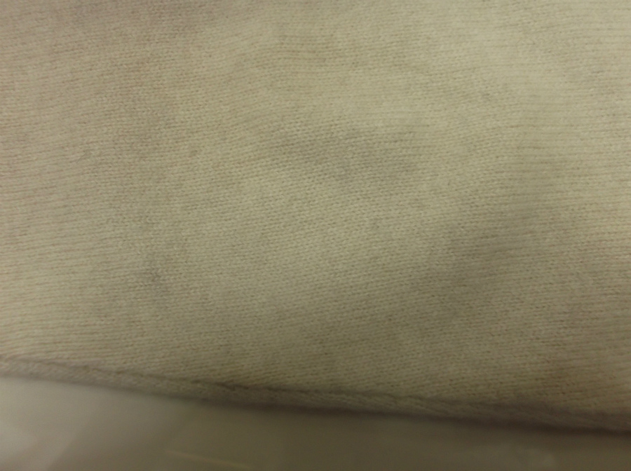 カシミヤ100％のセーターに見覚えの無いシミがっ!!|愛知洗い人｜愛知県染み抜きのできるクリーニング店紹介サイト