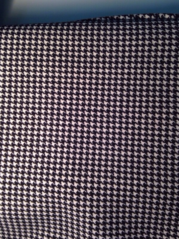 お気に入りのズボンに付いた赤ワインのシミ|愛知洗い人｜愛知県染み抜きのできるクリーニング店紹介サイト