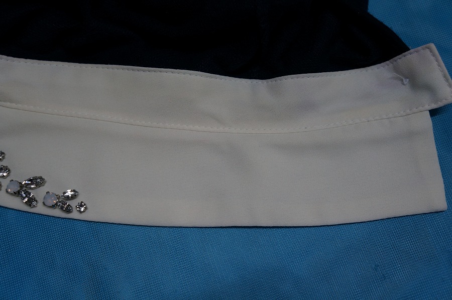 白い襟にぼんやりと青い色が移っています！|愛知洗い人｜愛知県染み抜きのできるクリーニング店紹介サイト