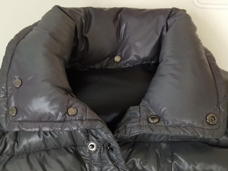 モンクレールダウン襟の変退色の色修正|愛知洗い人｜愛知県染み抜きのできるクリーニング店紹介サイト