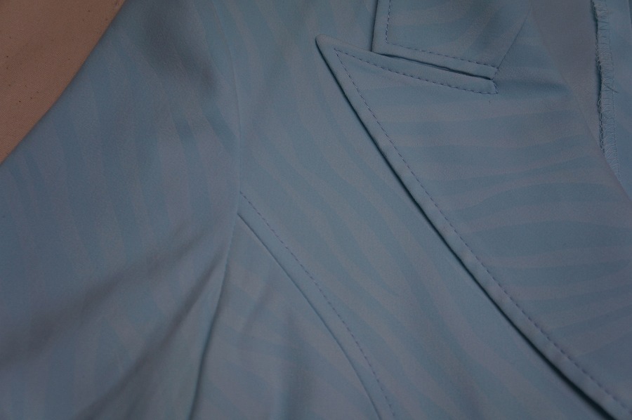 肩にかけたショルダーバッグから|愛知洗い人｜愛知県染み抜きのできるクリーニング店紹介サイト