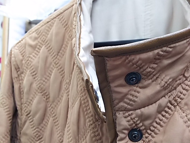 コートの衿ほかに古いシミが （パイピングの修理付き）|愛知洗い人｜愛知県染み抜きのできるクリーニング店紹介サイト