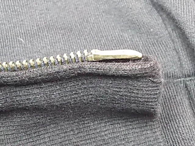 ファスナーの金属によるパーカーの色変色をしみ抜き修正します　岡崎市より|愛知洗い人｜愛知県染み抜きのできるクリーニング店紹介サイト