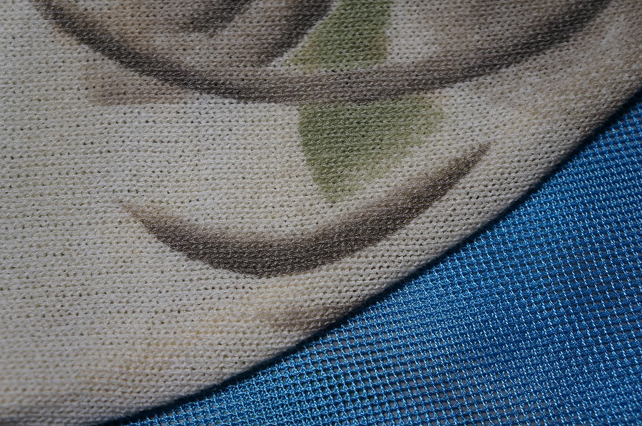 カーディガンの袖についた茶色いシミ！|愛知洗い人｜愛知県染み抜きのできるクリーニング店紹介サイト