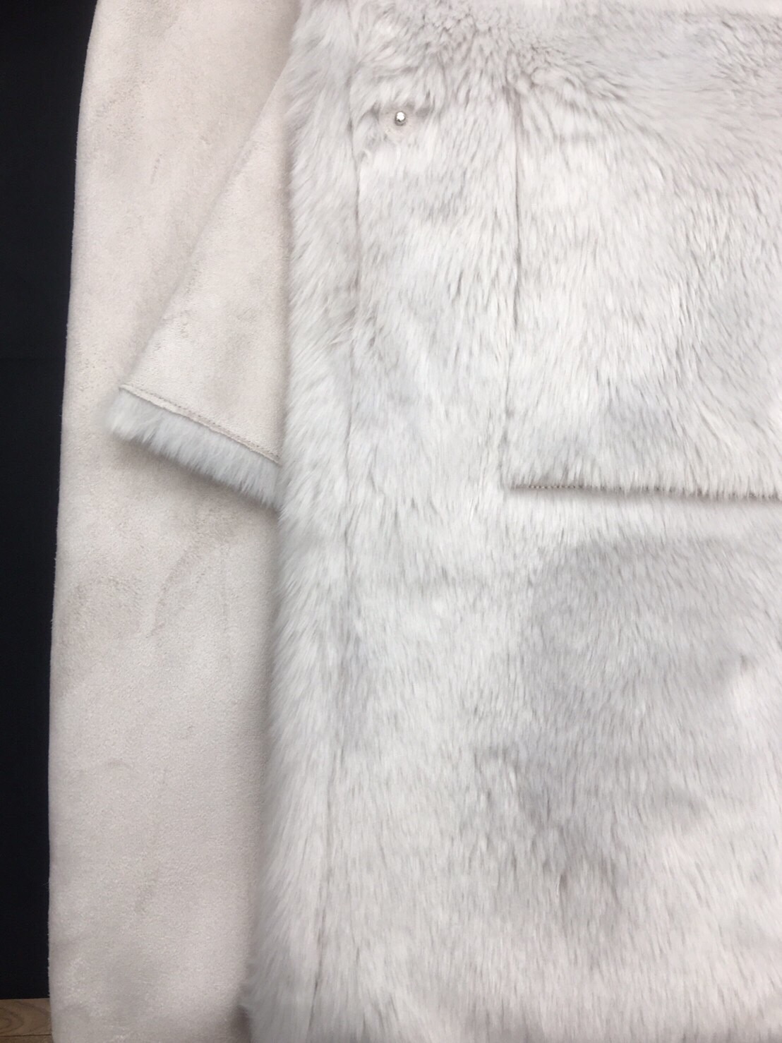 コートに掛かったワイン|愛知洗い人｜愛知県染み抜きのできるクリーニング店紹介サイト