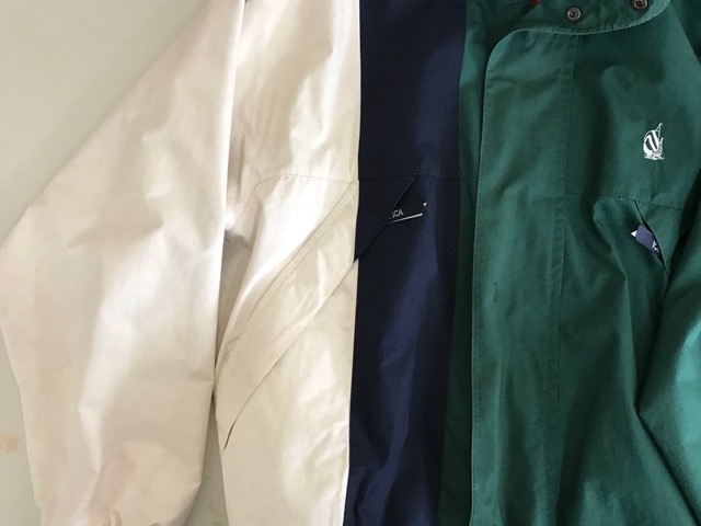 リバーシブルジャンバーの裏地の赤色から色移りしてしまった！|愛知洗い人｜愛知県染み抜きのできるクリーニング店紹介サイト