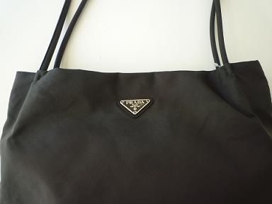 緑色に色褪せたPRADAのナイロンバック　変退色の色修正|愛知洗い人｜愛知県染み抜きのできるクリーニング店紹介サイト