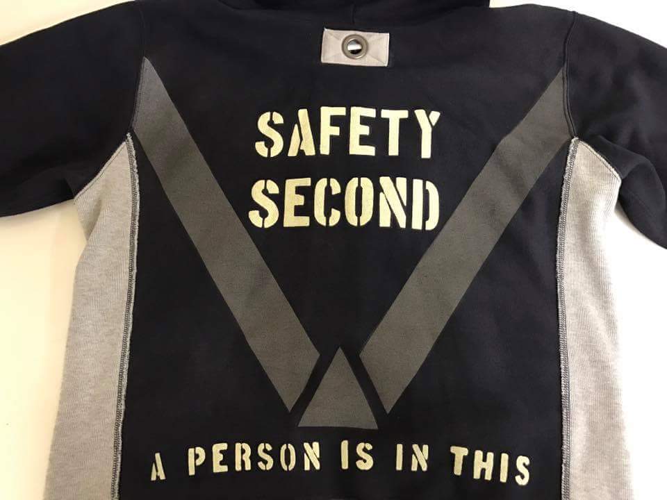 プリントのついたパ-カ-の色褪せ修正|愛知洗い人｜愛知県染み抜きのできるクリーニング店紹介サイト