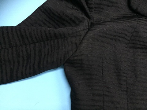 礼服ジャケット脇の脱色|愛知洗い人｜愛知県染み抜きのできるクリーニング店紹介サイト