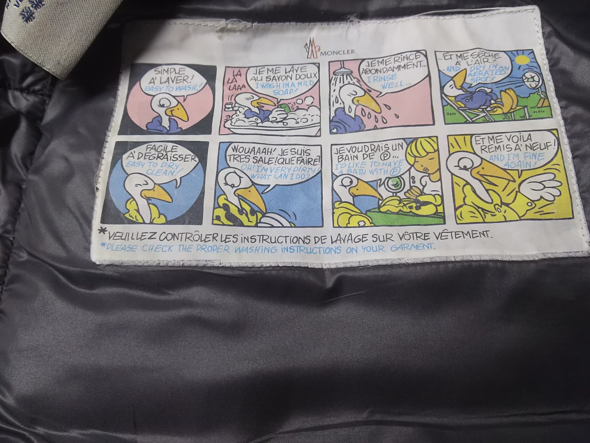モンクレールダウンジャケット コミックラベルのはがれを修正|愛知洗い人｜愛知県染み抜きのできるクリーニング店紹介サイト