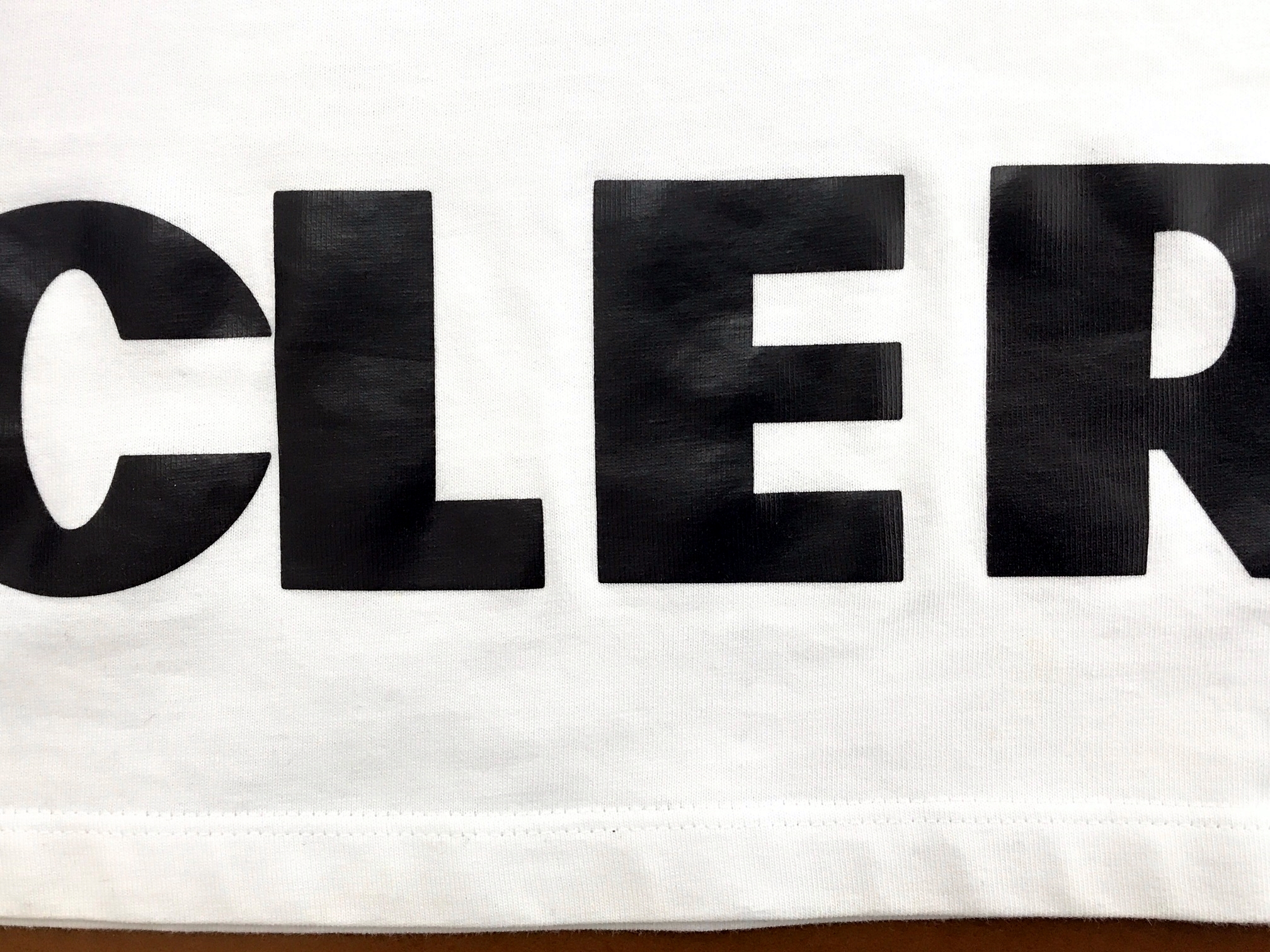 モンクレ－ルのプリントTシャツ　不明なシミの染み抜き|愛知洗い人｜愛知県染み抜きのできるクリーニング店紹介サイト