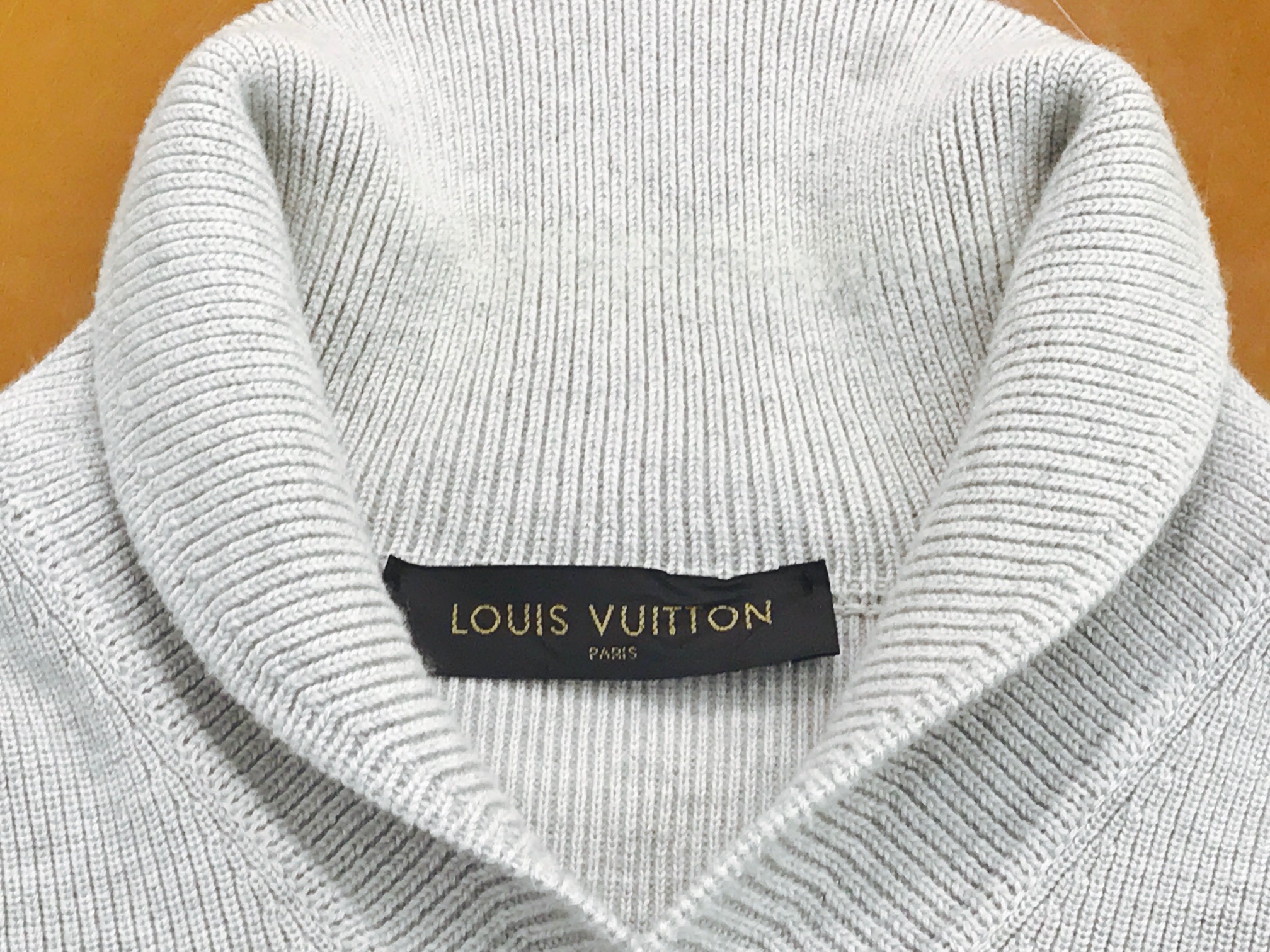 ルイ・ヴィトン（LOUIS　VUITTON）のセ－タ－　黄ばみ・変色・しみぬき|愛知洗い人｜愛知県染み抜きのできるクリーニング店紹介サイト