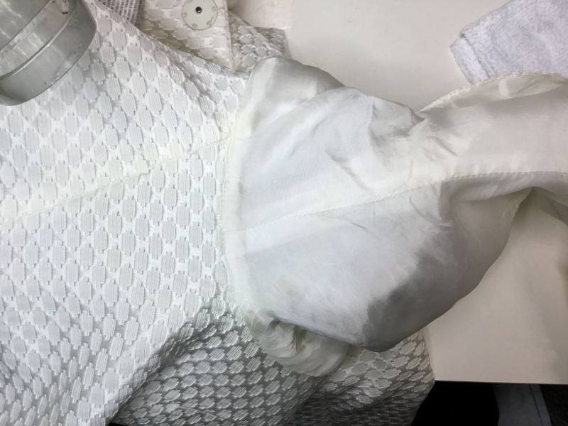 汗を沢山かいて洗わずそのまま仕舞ったら(￣◇￣;)|愛知洗い人｜愛知県染み抜きのできるクリーニング店紹介サイト