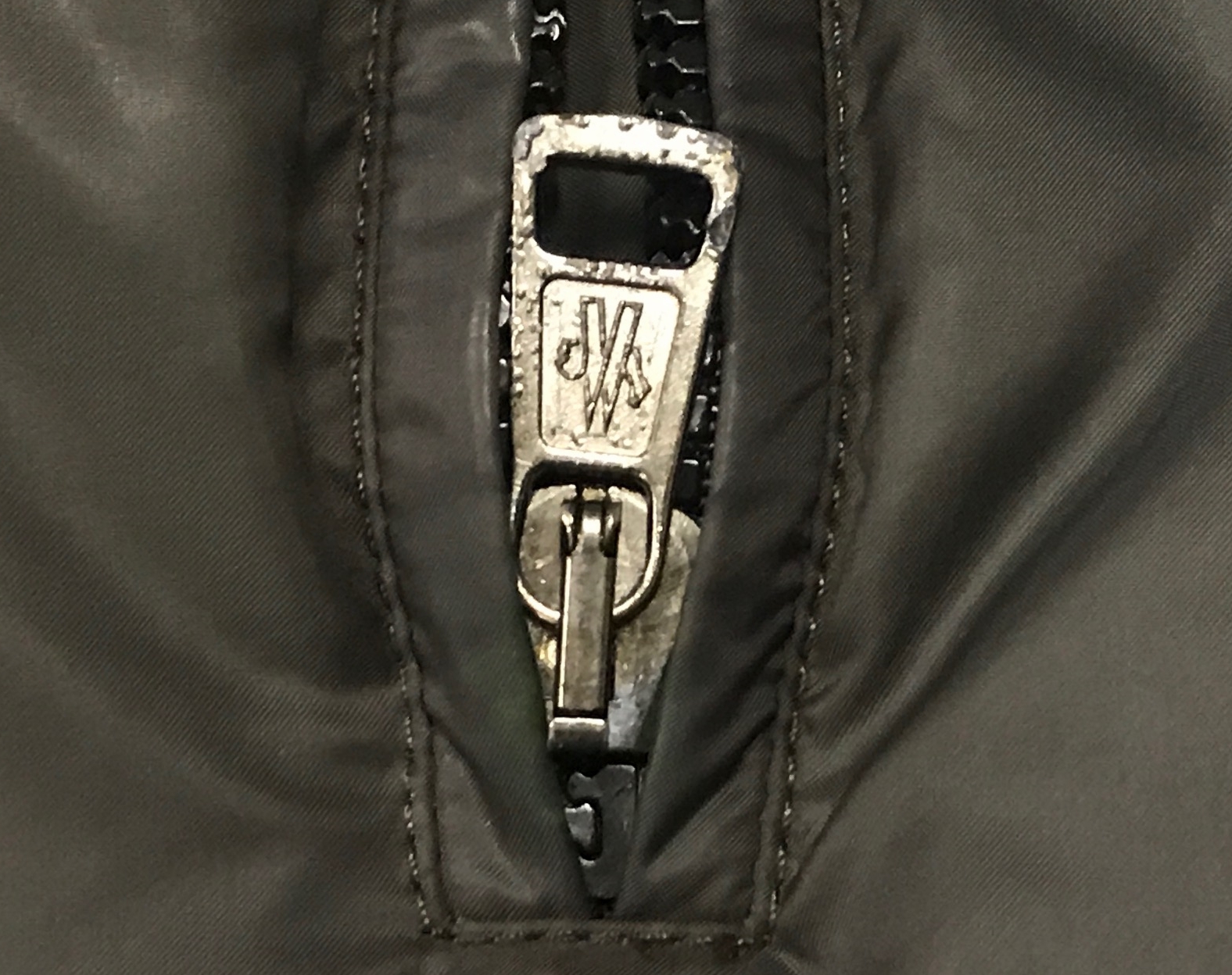 モンクレ－ルダウン　金属ファスナ－部分の緑青の錆（サビ）と変色の修復|愛知洗い人｜愛知県染み抜きのできるクリーニング店紹介サイト