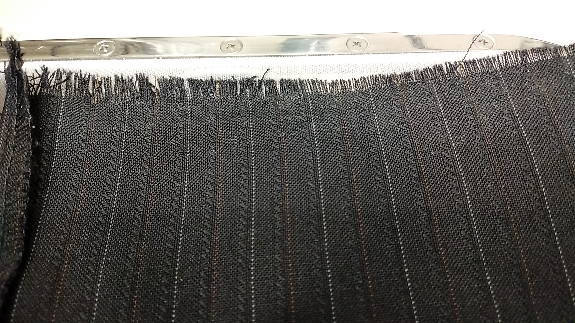 さい縫上手はスティックタイプでも塗りすぎはダメです　取れない為のボンドですから除去はしにくいんです|愛知洗い人｜愛知県染み抜きのできるクリーニング店紹介サイト