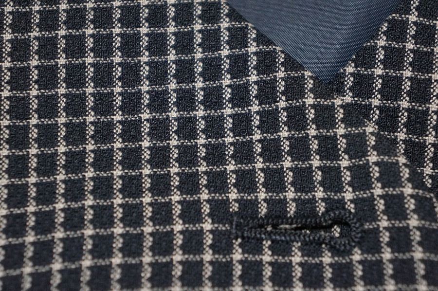 事務用ベストの胸元に付いた白い染み|愛知洗い人｜愛知県染み抜きのできるクリーニング店紹介サイト