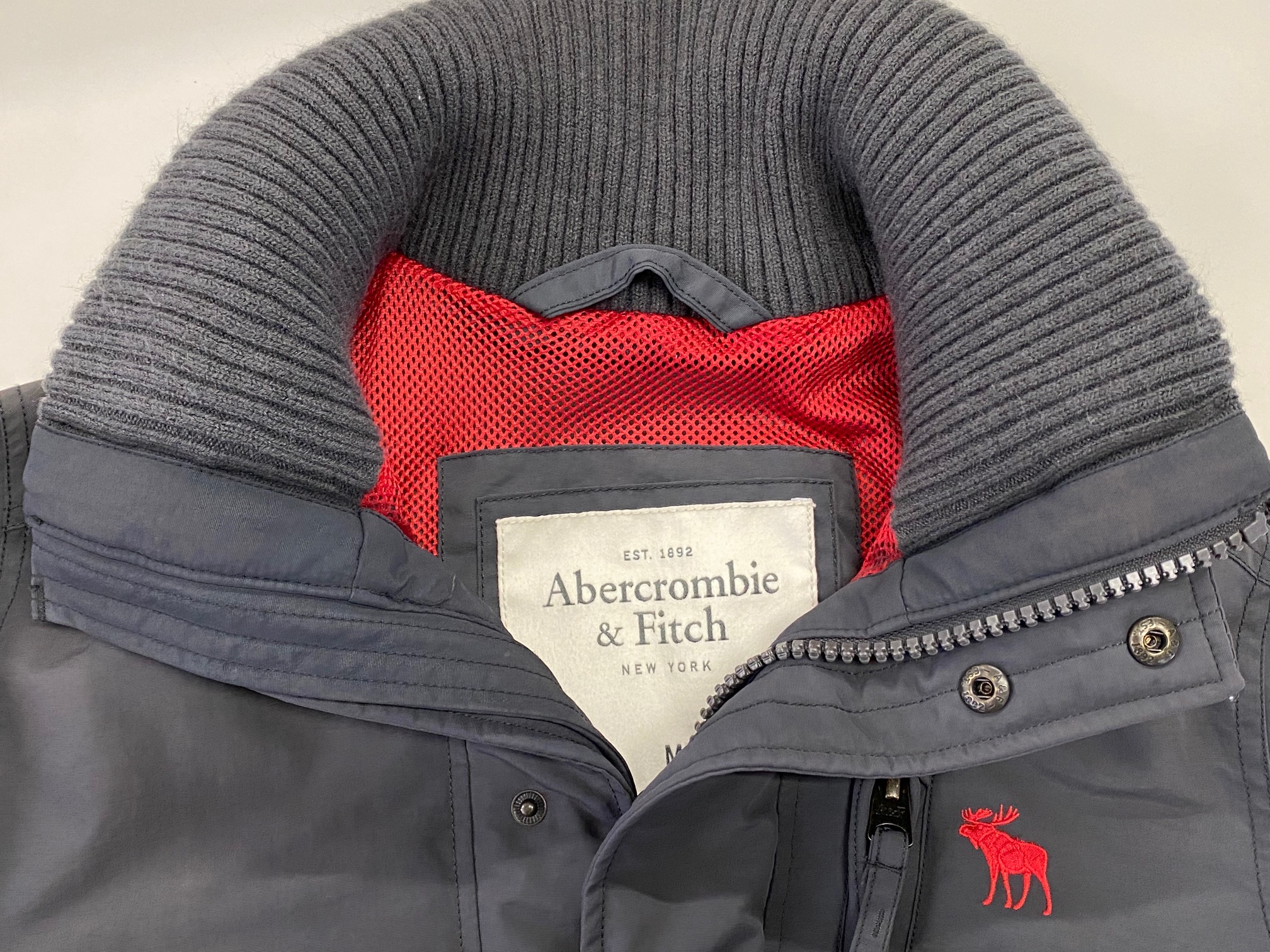 アメカジ系ブランド「アバクロ」のジャンバ－　襟の色褪せ・色抜けの修正|愛知洗い人｜愛知県染み抜きのできるクリーニング店紹介サイト