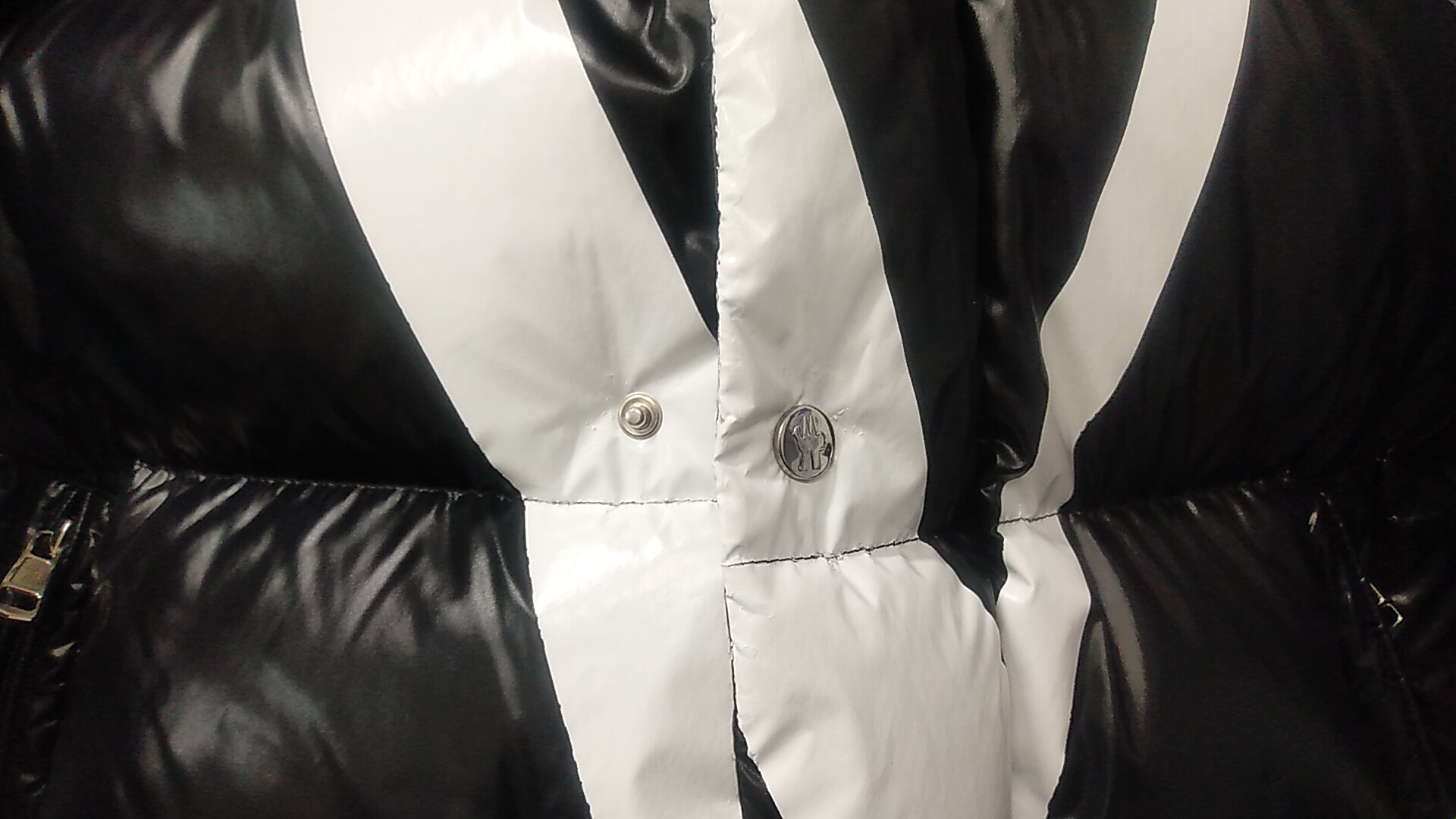 モンクレールダウン　コラボレーションのバレンチノロゴはがれヒビの修正|愛知洗い人｜愛知県染み抜きのできるクリーニング店紹介サイト