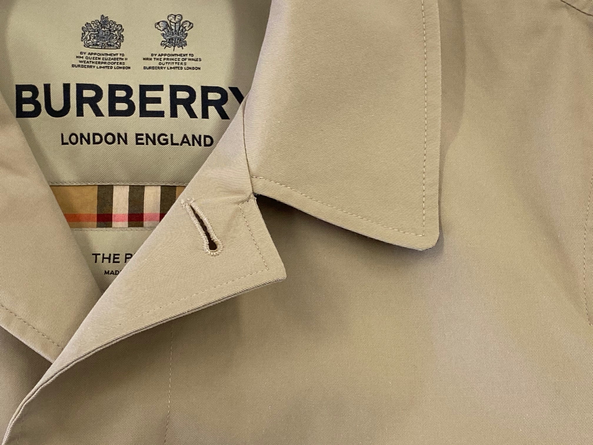 バ―バリ―のコート　消臭剤ファブリ－ズをかけたらシミになってしまった！|愛知洗い人｜愛知県染み抜きのできるクリーニング店紹介サイト