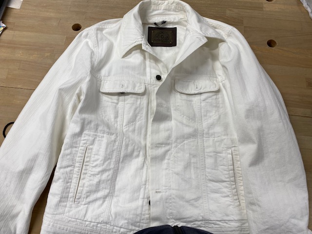 全体黄ばみと襟の激しい黄ばみも汚れも除去します(^O^)／|愛知洗い人｜愛知県染み抜きのできるクリーニング店紹介サイト