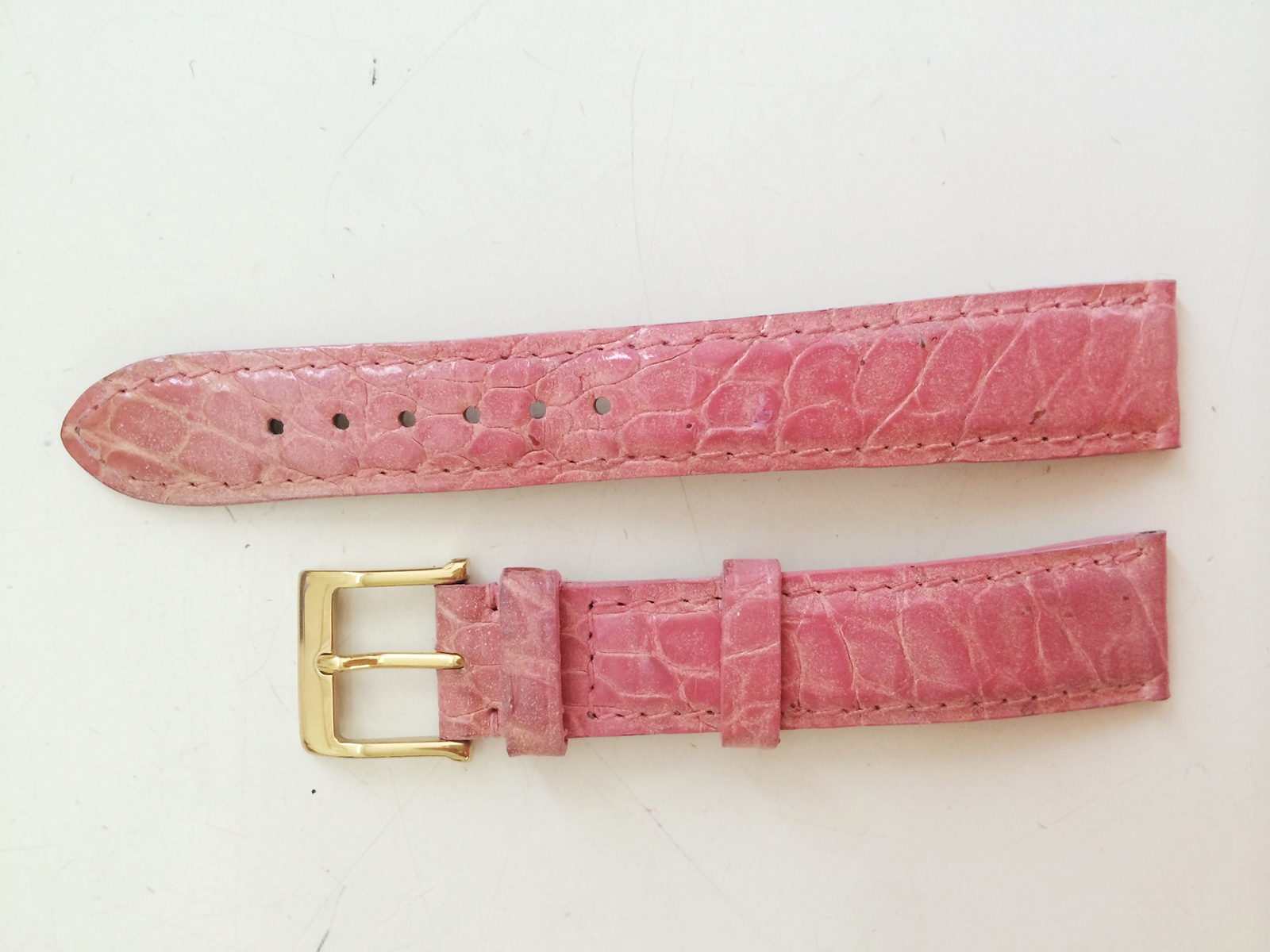 時計の革ベルトのシミも色修正できれいに。|愛知洗い人｜愛知県染み抜きのできるクリーニング店紹介サイト