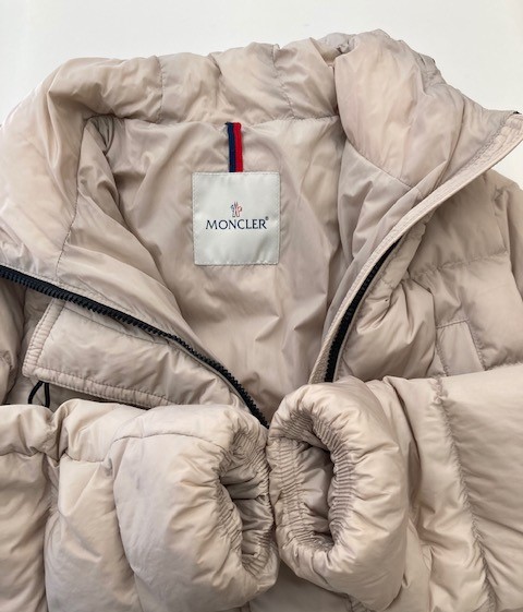 季節外れのモンクレールダウン|愛知洗い人｜愛知県染み抜きのできるクリーニング店紹介サイト