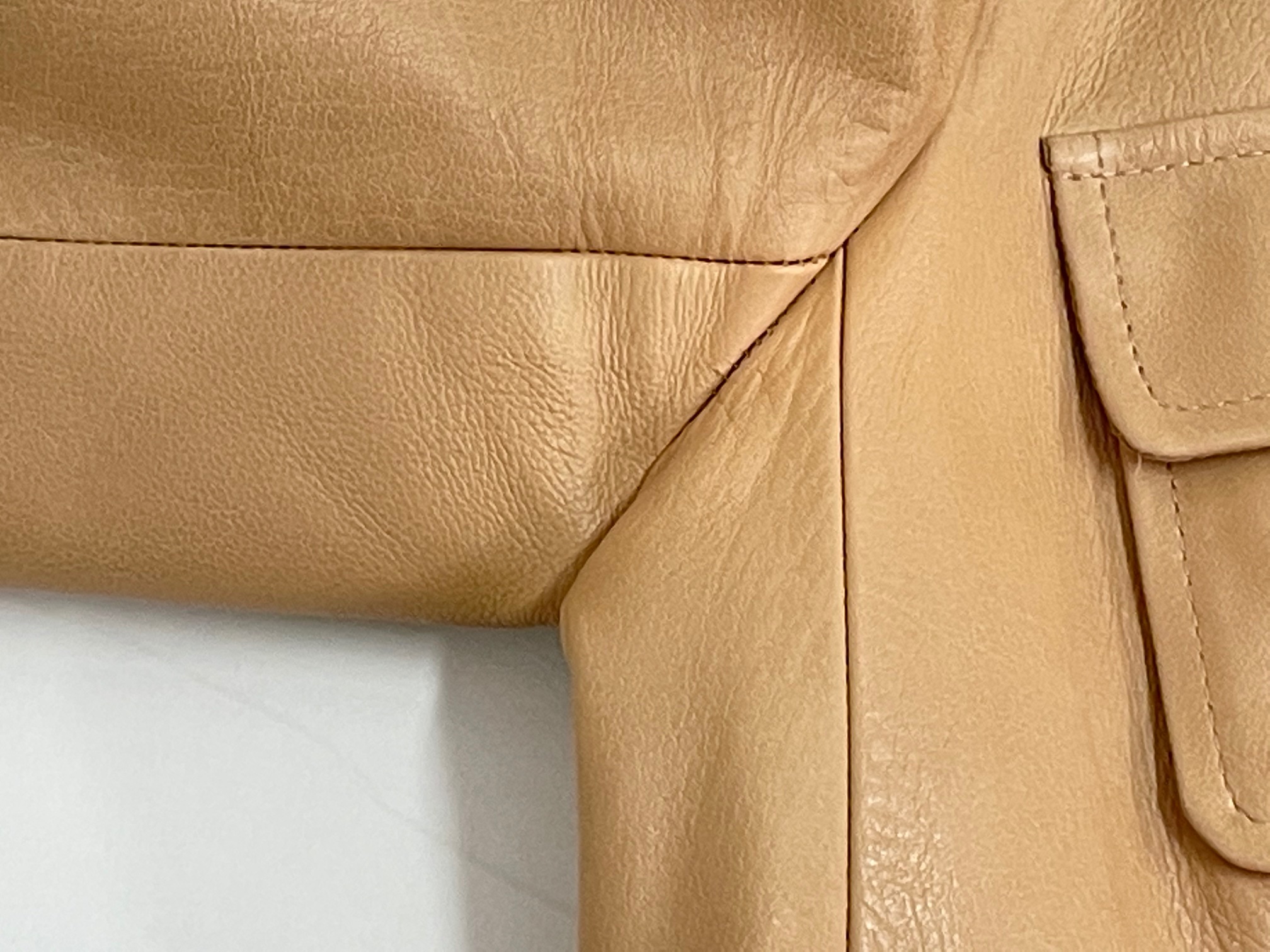 バ―バリ－革ジャケット　脇の汗ジミ色修正|愛知洗い人｜愛知県染み抜きのできるクリーニング店紹介サイト