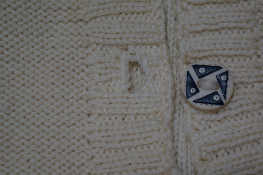 カーディガンの赤い染み|愛知洗い人｜愛知県染み抜きのできるクリーニング店紹介サイト