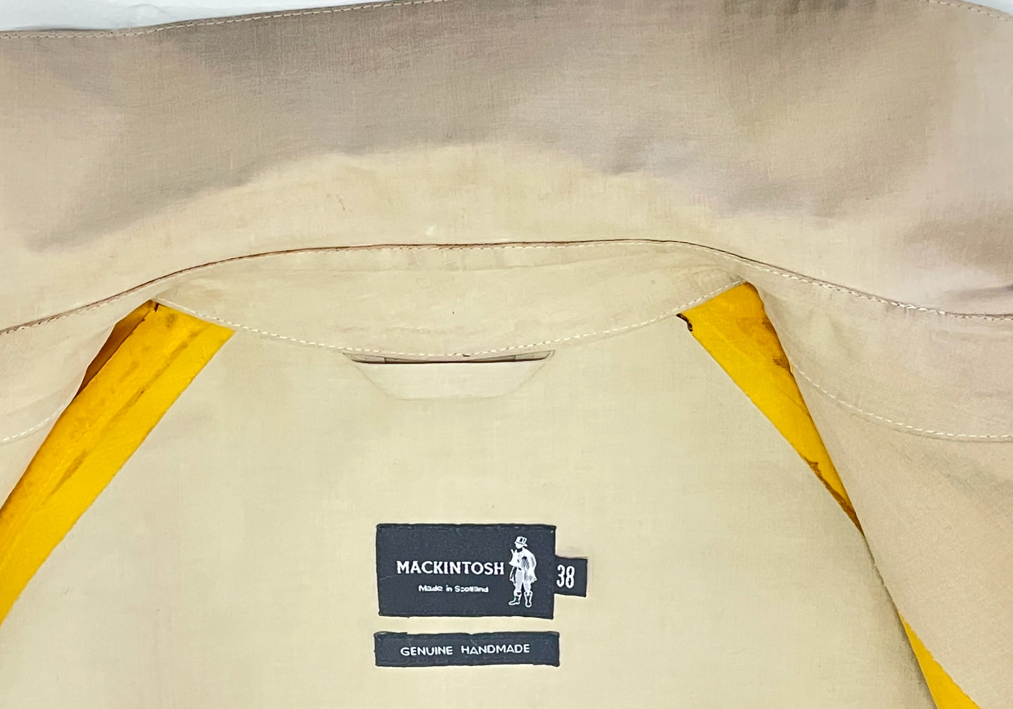 マッキントッシュゴム引きコート　襟・袖の染み出しご相談下さい！|愛知洗い人｜愛知県染み抜きのできるクリーニング店紹介サイト