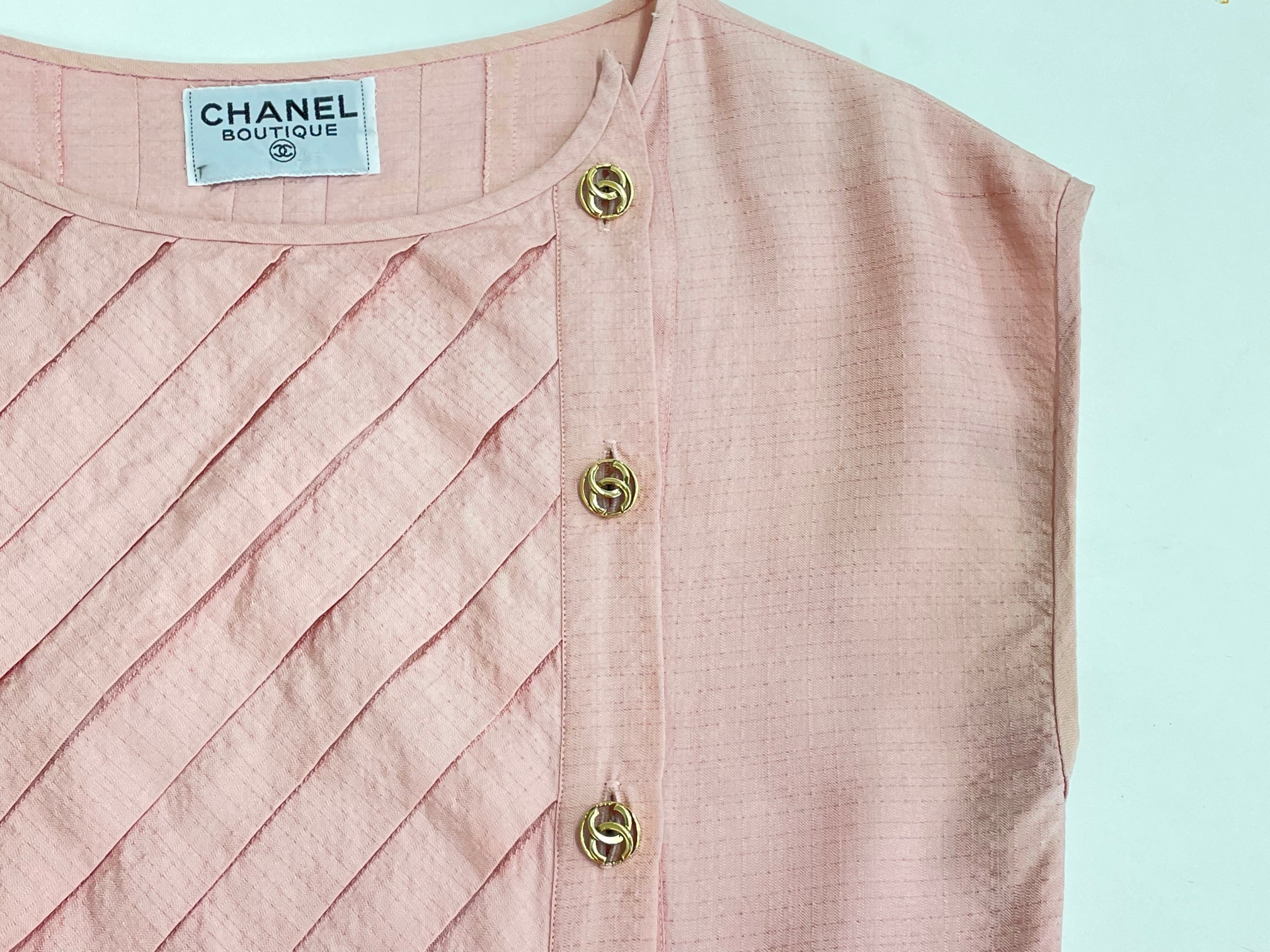 シャネル（CHANEL）のシルクのワンピ－ス　脇の黄ばみ・色褪せ修正|愛知洗い人｜愛知県染み抜きのできるクリーニング店紹介サイト