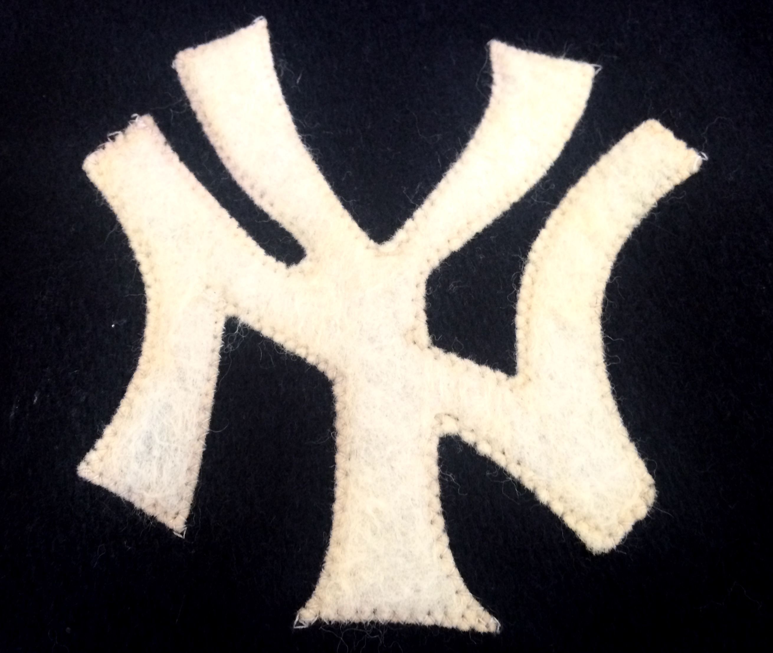 ヤンキ－ス　ウールジャンバ－　エンブレムの黄ばみの染み抜き|愛知洗い人｜愛知県染み抜きのできるクリーニング店紹介サイト