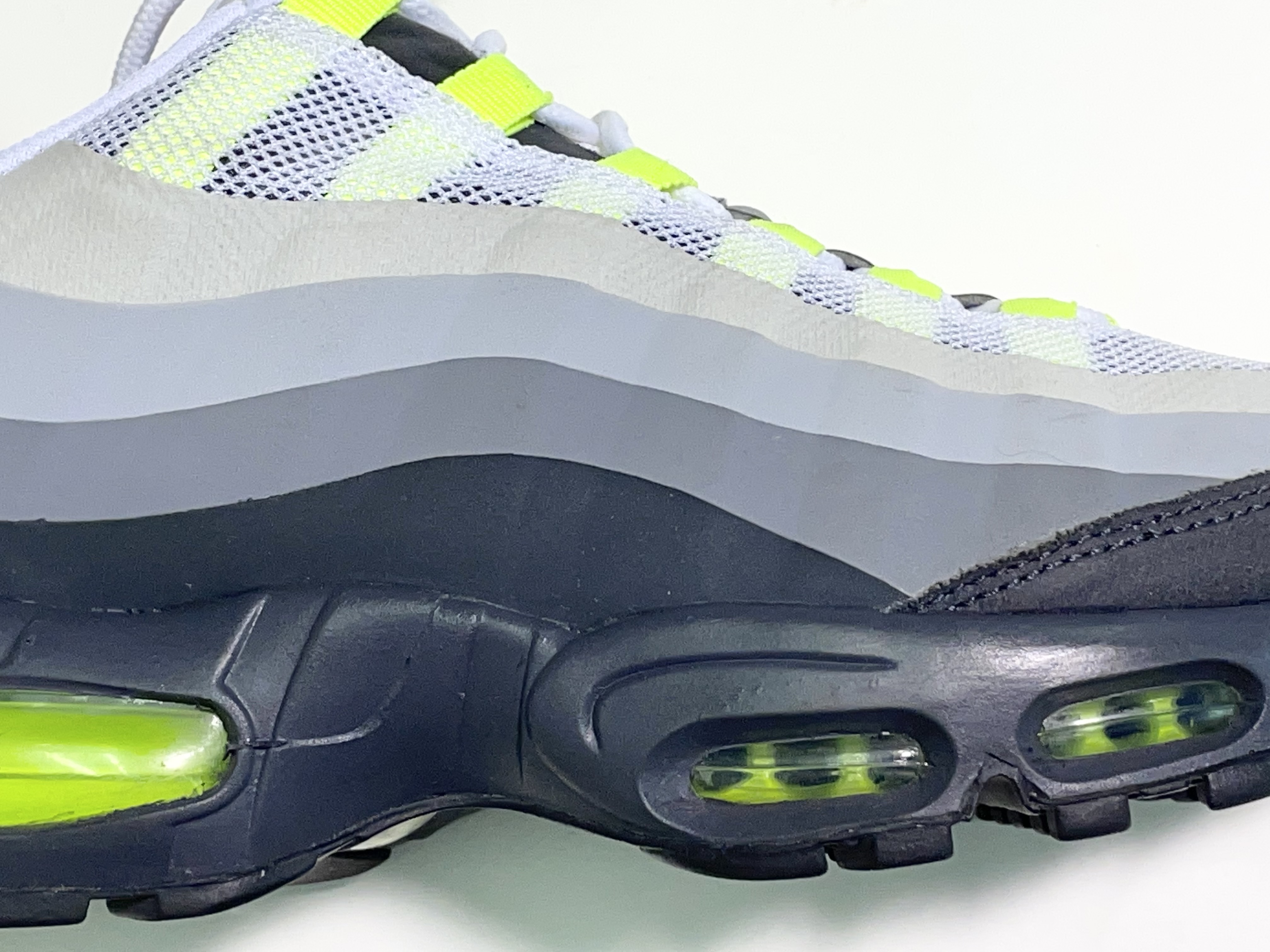 フリマで購入したナイキ「エアマックス９５」のシミ汚れをキレイにしたい！|愛知洗い人｜愛知県染み抜きのできるクリーニング店紹介サイト