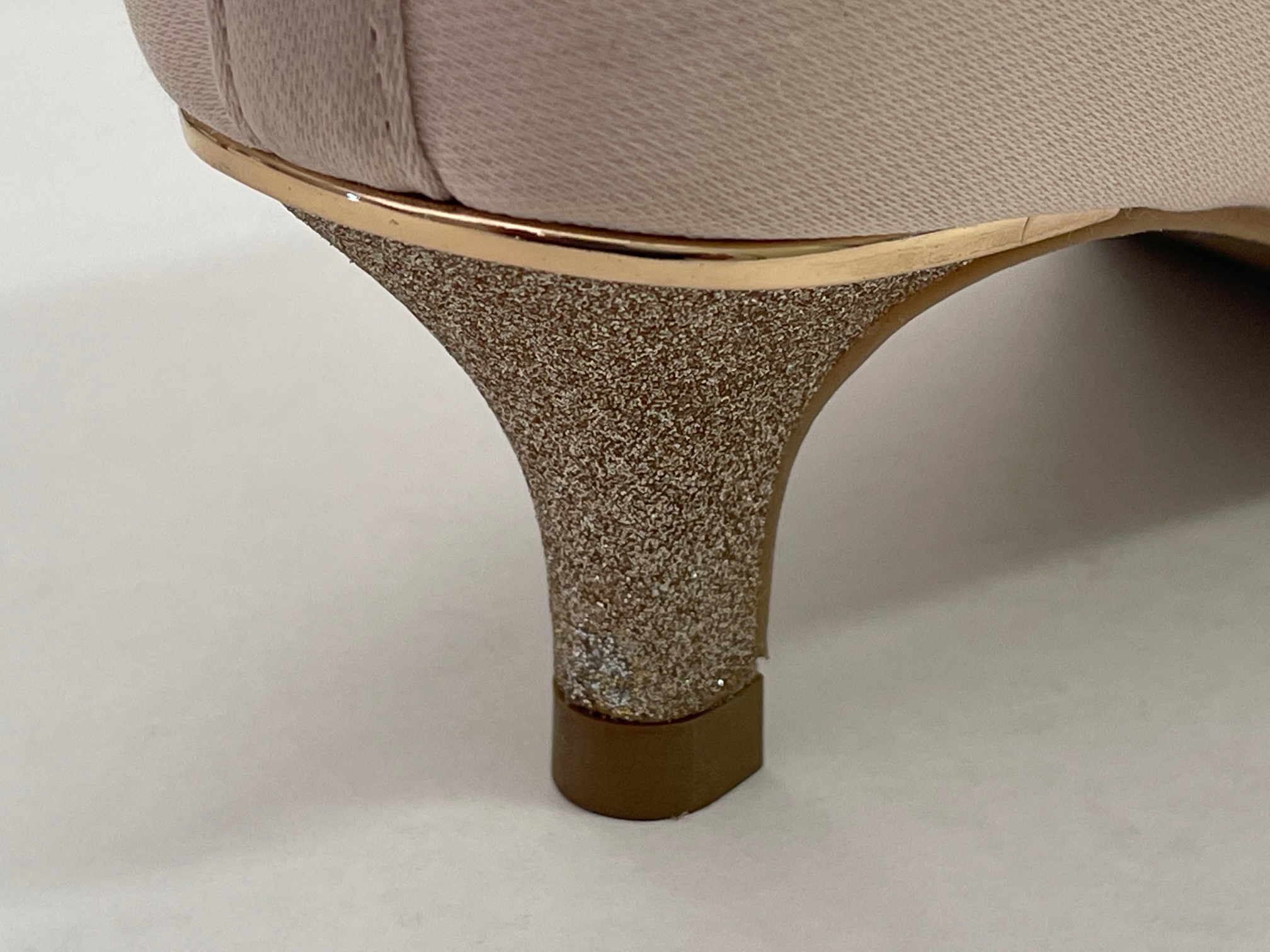 もう一度履きたいを叶えるために。パンプスの黒ずみ除去、かかとのラメ補修＆ヒール修理|愛知洗い人｜愛知県染み抜きのできるクリーニング店紹介サイト