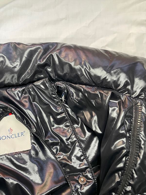 モンクレールダウン、ハンガーから付いたしみ抜き|愛知洗い人｜愛知県染み抜きのできるクリーニング店紹介サイト