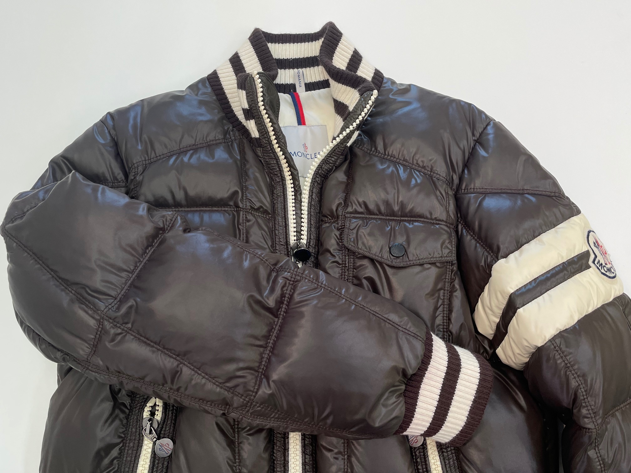 高級ダウン（モンクレ―ル）袖の緑色の変色の修正・修復・染め直し|愛知洗い人｜愛知県染み抜きのできるクリーニング店紹介サイト