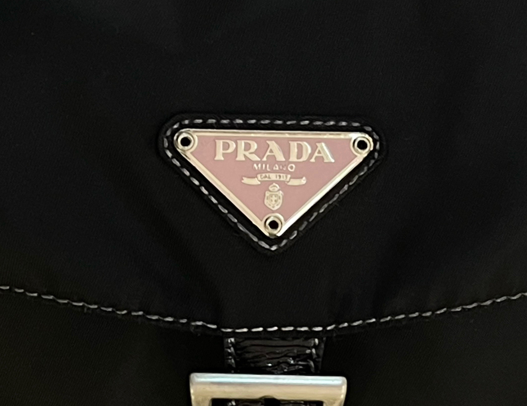 プラダのナイロンバッグ　その１　ピンク色から黒色へ染め直し・シミ汚れ　全国から|愛知洗い人｜愛知県染み抜きのできるクリーニング店紹介サイト