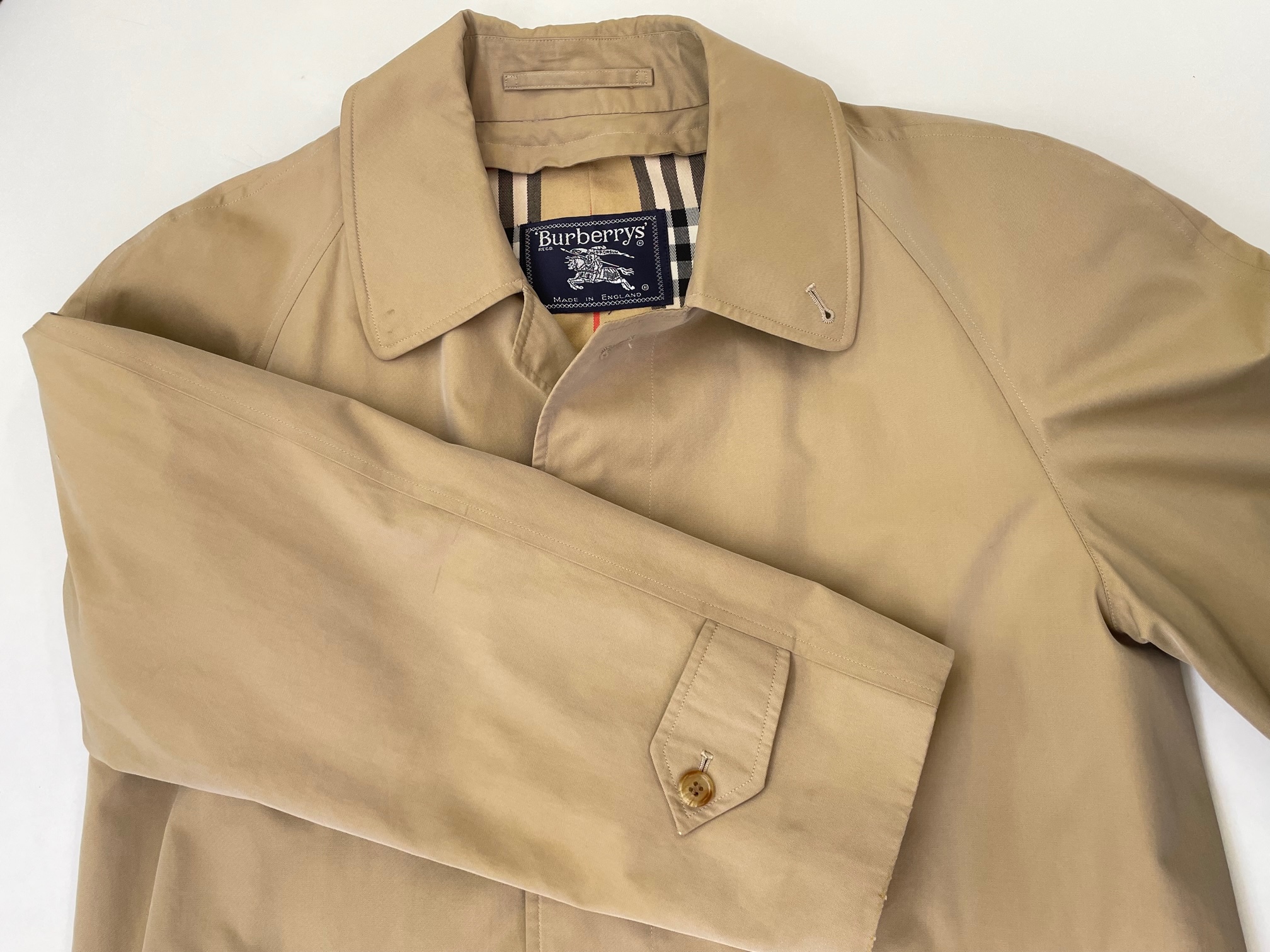 バ―バリ―トレンチコ－ト　他店で落ちなかった不明の茶色のシミ|愛知洗い人｜愛知県染み抜きのできるクリーニング店紹介サイト