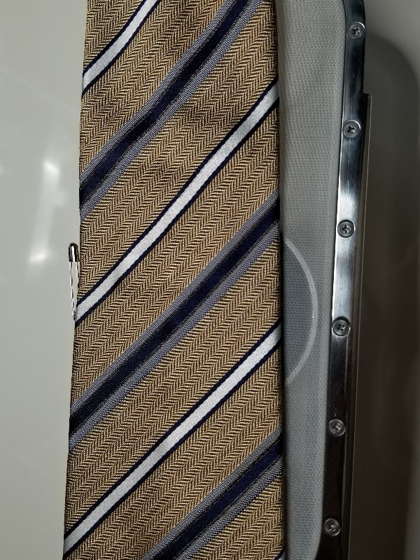 ネクタイのシミ取れますか？|愛知洗い人｜愛知県染み抜きのできるクリーニング店紹介サイト