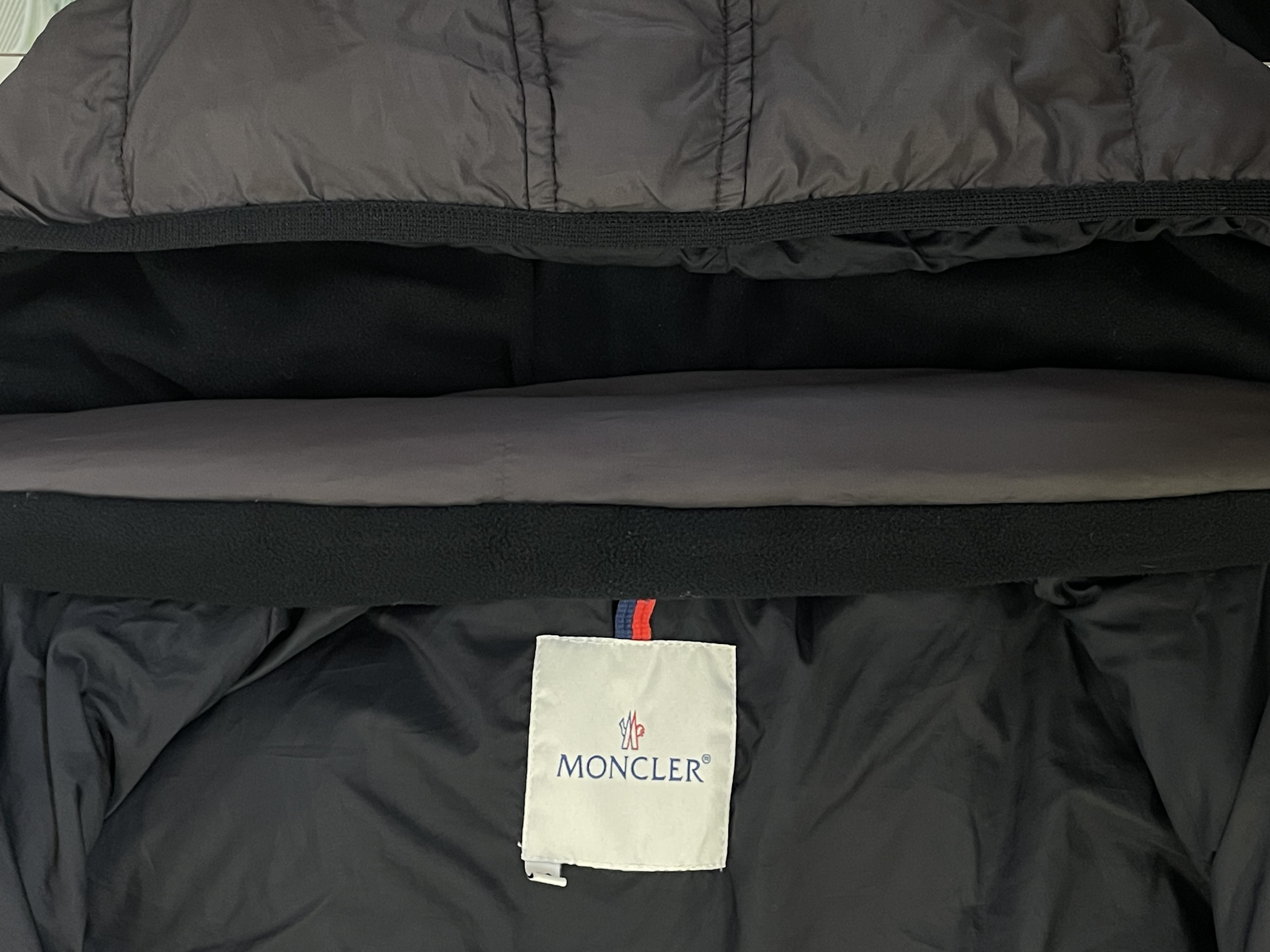 全国からご相談・ご依頼多数！高級ダウン（モンクレ―ルetc）の襟の緑色変色＆コミックラベルの剥がれを直したい！|愛知洗い人｜愛知県染み抜きのできるクリーニング店紹介サイト