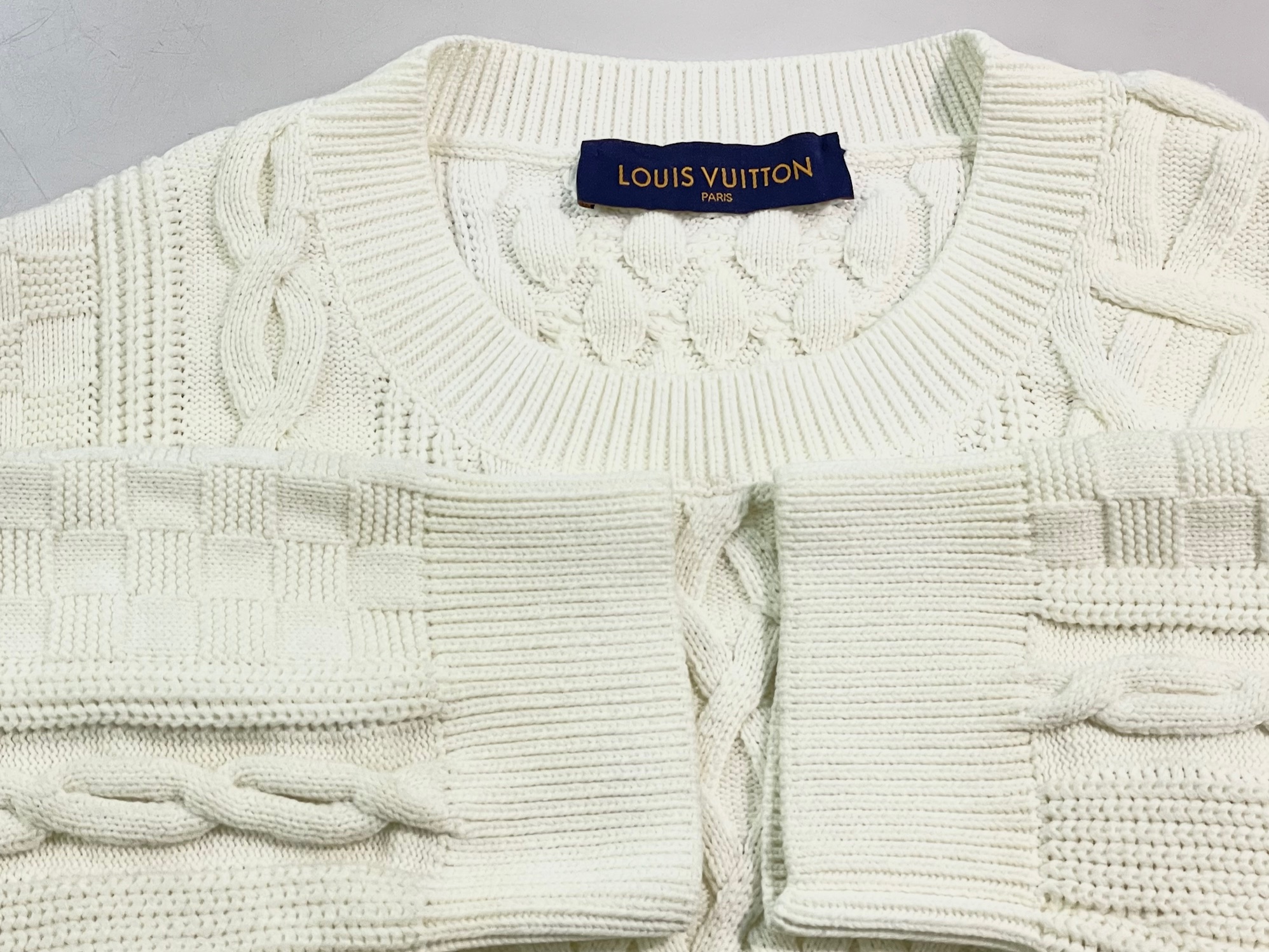 ルイ・ヴィトン（LOUIS VUITTON) のセｰタｰの襟・袖の黄ばみや黒ずみをシミ抜きのプロがキレイにします。|愛知洗い人｜愛知県染み抜きのできるクリーニング店紹介サイト