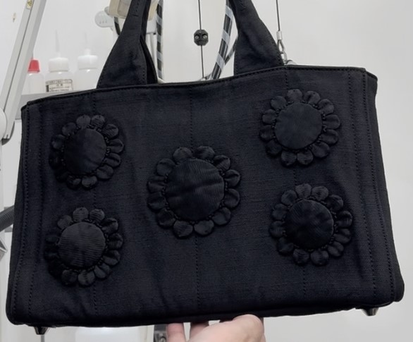 PRADA（プラダ）フラワ－バッグ　黒色への染ま替えで奇跡の復活！|愛知洗い人｜愛知県染み抜きのできるクリーニング店紹介サイト