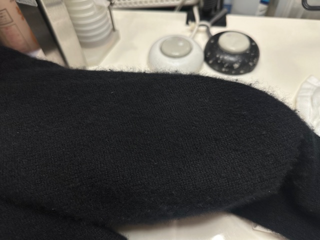 カシミヤのセーターにガム？接着剤？？|愛知洗い人｜愛知県染み抜きのできるクリーニング店紹介サイト