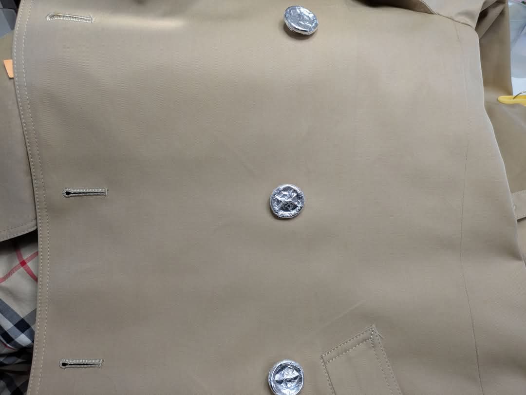 BURBERRYバーバリートレンチコートにオレンジカビがポツポツポツポツ|愛知洗い人｜愛知県染み抜きのできるクリーニング店紹介サイト