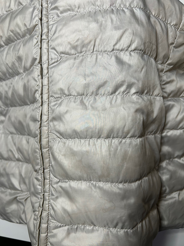 ダウンベストに真っ赤な口紅のシミ|愛知洗い人｜愛知県染み抜きのできるクリーニング店紹介サイト