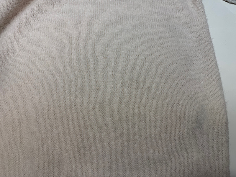 カシミヤのセーターの色移り|愛知洗い人｜愛知県染み抜きのできるクリーニング店紹介サイト