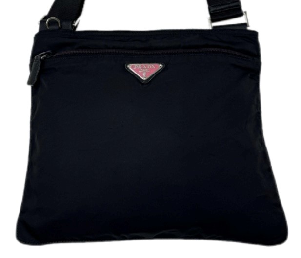 プラダのナイロンバッグ　ピンクから黒色へ驚きの復活！|愛知洗い人｜愛知県染み抜きのできるクリーニング店紹介サイト