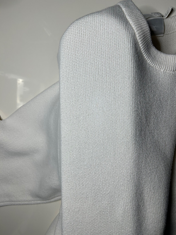 セーターに付いたファンデーション取れますか？|愛知洗い人｜愛知県染み抜きのできるクリーニング店紹介サイト