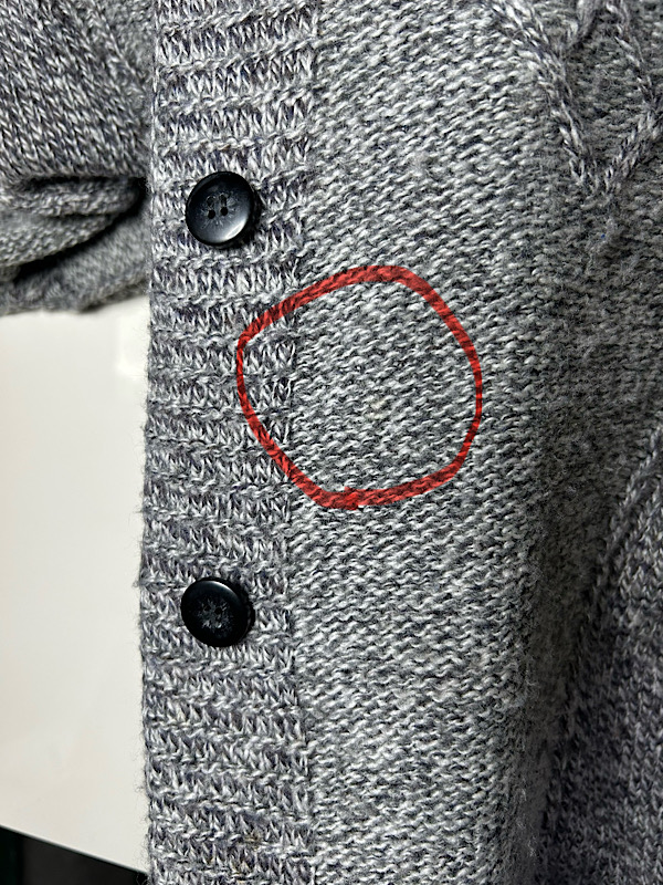 カーディガンに付いた食べこぼしのシミ|愛知洗い人｜愛知県染み抜きのできるクリーニング店紹介サイト